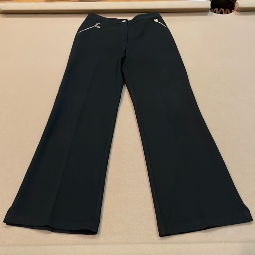 St. John ladies pant size 4 with gold accents no size tag size 4 price is firm